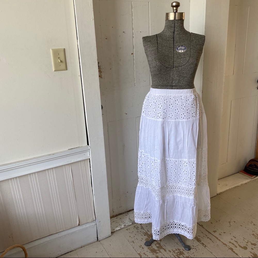 Elegant White Maxi Skirt - Picture 2 of 11